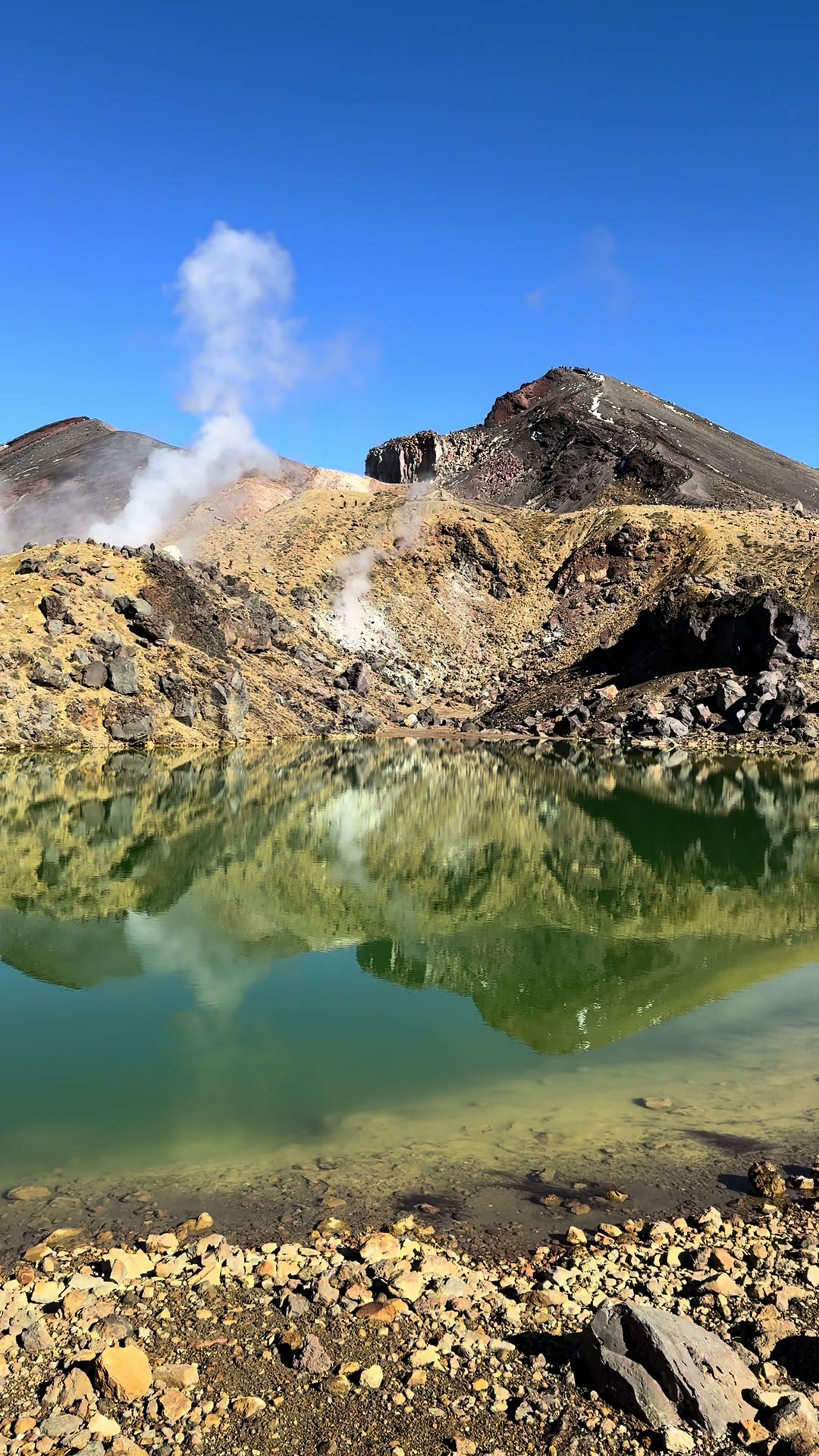 Out of this world 🌏 #emeraldlakes #newzealand #activevolcano #volcanic #tong#tongariroalpinecrossing #hike #tongarironationalpark #dayhike