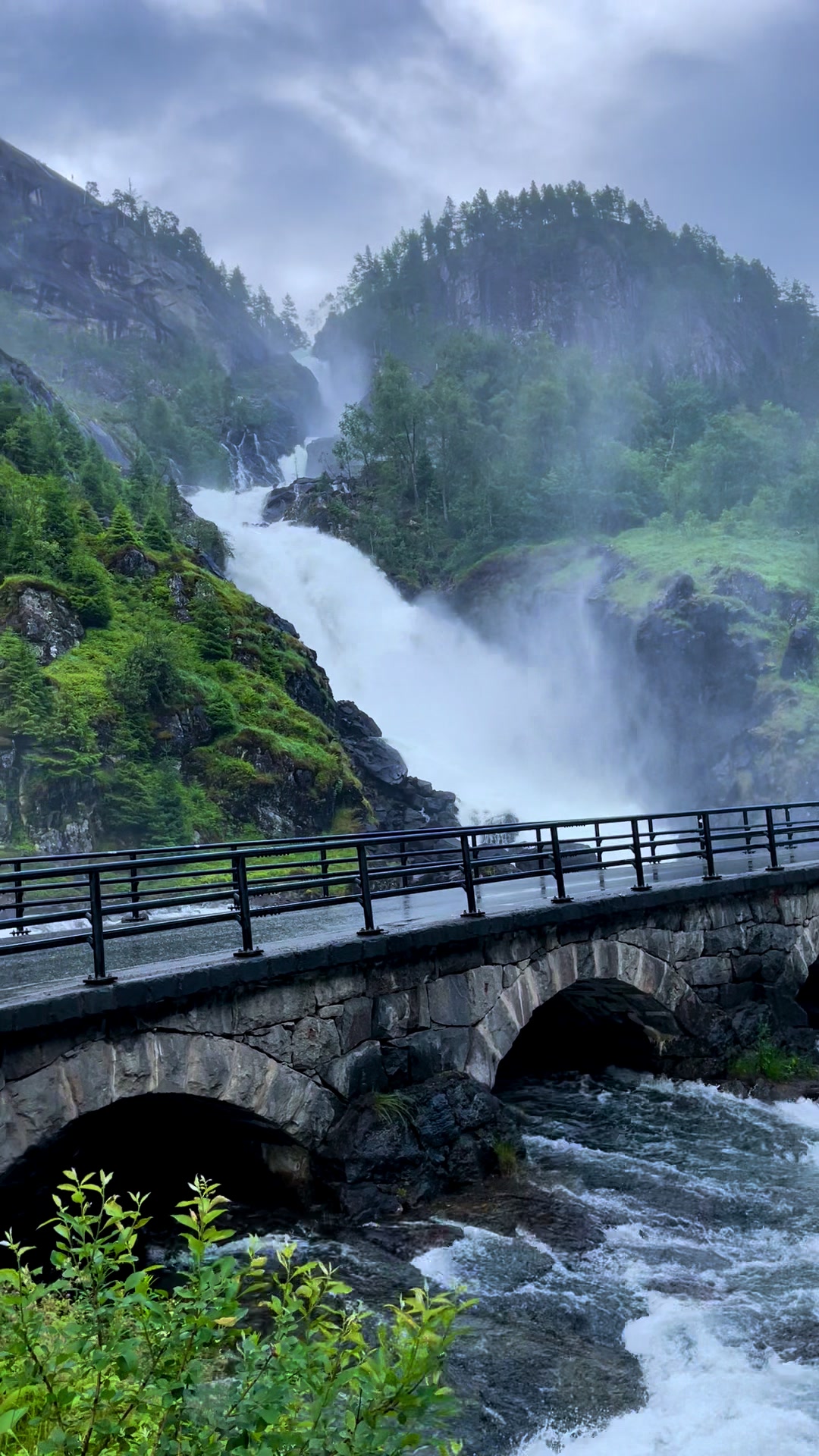 L&aring;tefossen Odda #norway🇳🇴 #viral #travel #viralvideo #fy #fyp #water #mountain #roadtrip #tiktok #viraltiktok #amazing #increible #foryoupage #vacation #teamo #unbelievable #needtoknow #want #loveyou #goals #tips