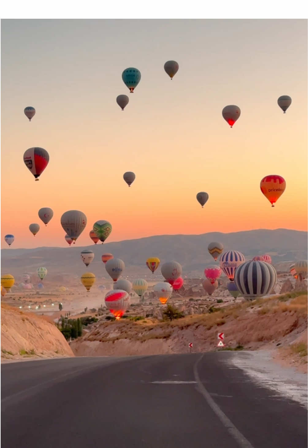 Nothing compares to looking up and seeing this view while on the road&hellip; 🎈 In Cappadocia, hot air balloons fly on around 250 days each year. ✨ At sunrise, you can see up to 150 balloons painting the sky! We&rsquo;re here to make your dream moment come true. 💛 #kapadokya #cappadocia #hotairballoons #visitcappadocia