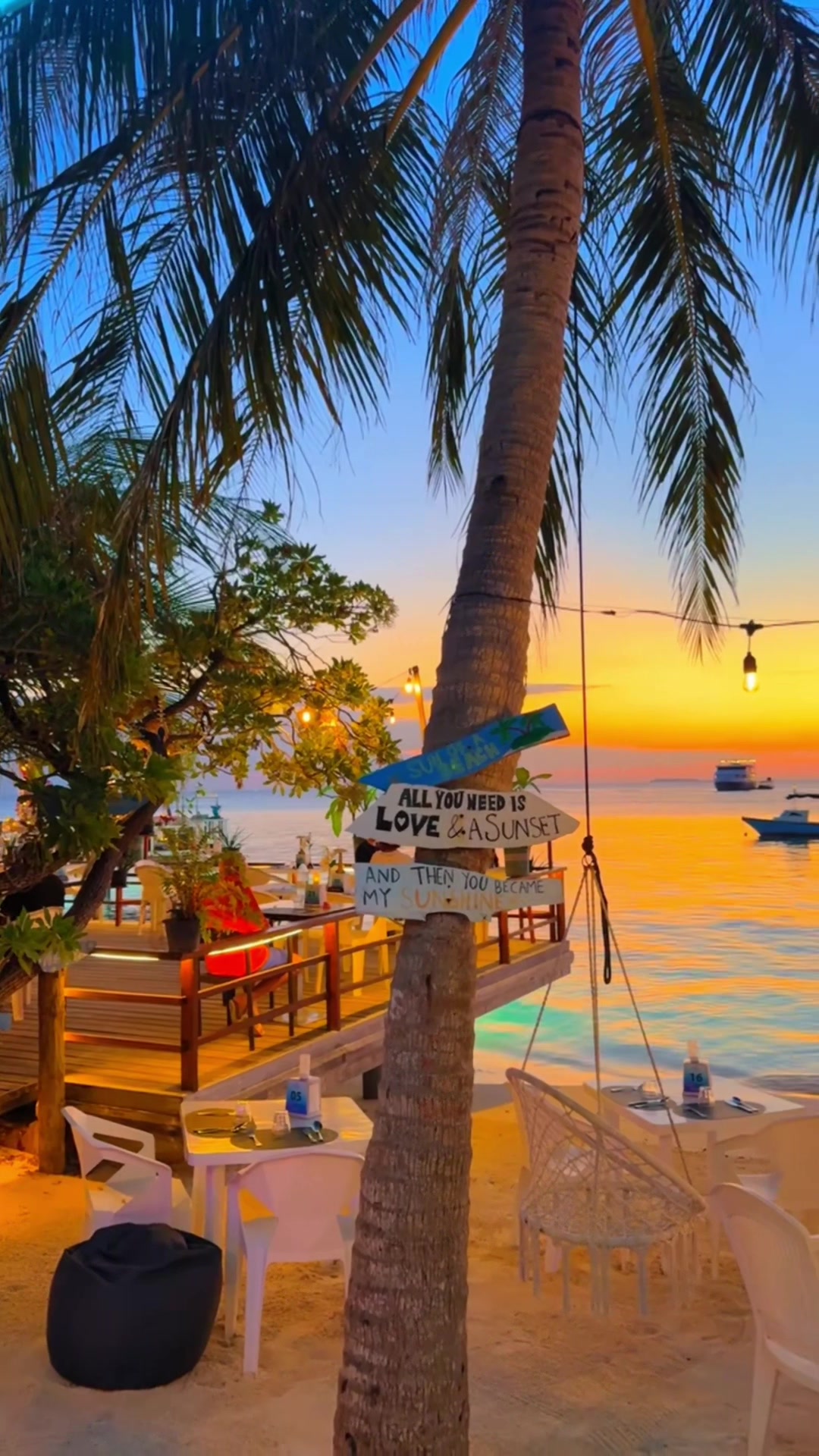 @The Blue Moon Cafe&rsquo; #maldivestiktok🇲🇻 #Dhangethi #restaurant #sunsethour #beachlovers🏖