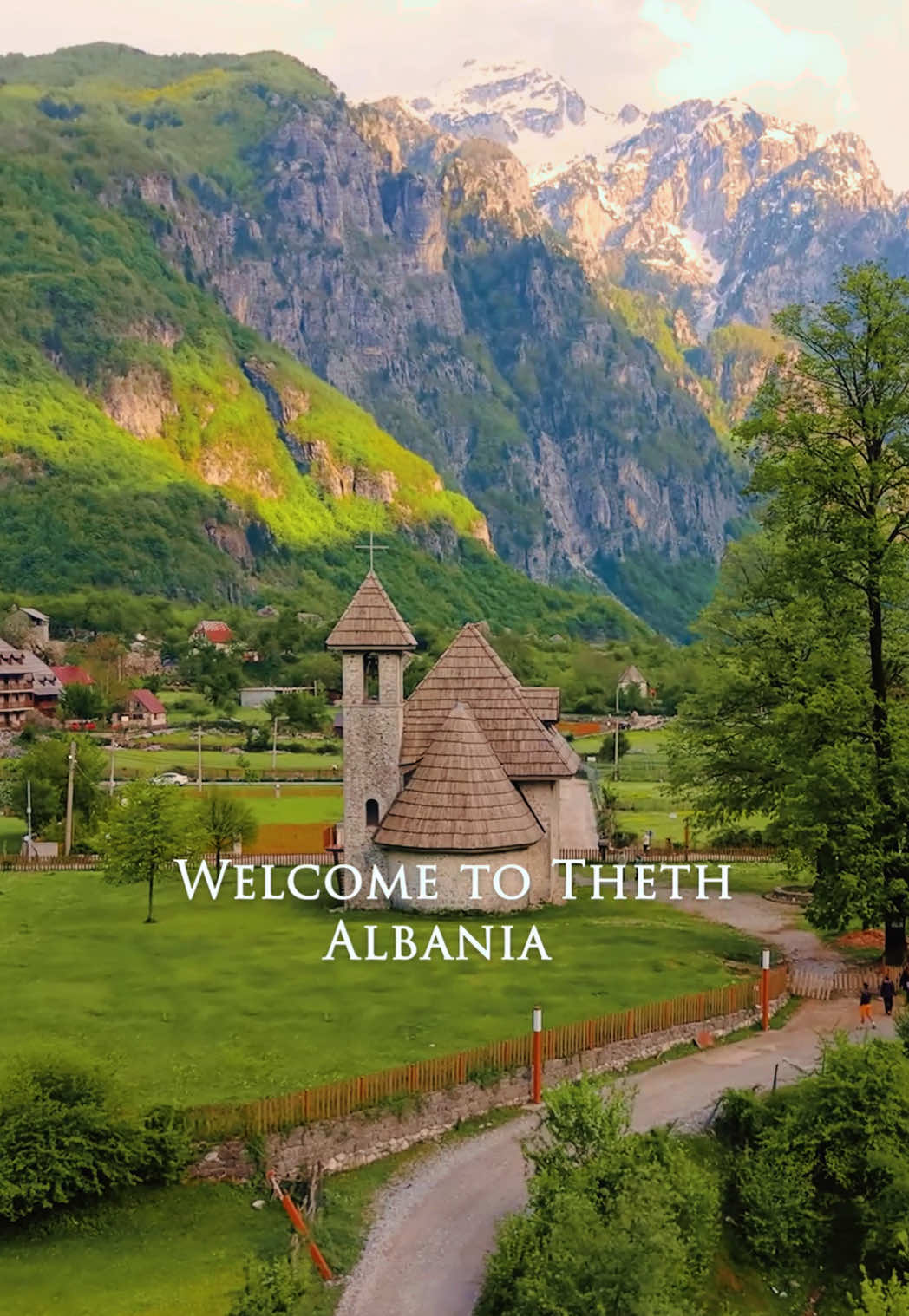 📍Theth, Albania 🇦🇱  Sur un coup de t&ecirc;te, 2 jours avant mon d&eacute;part, j&rsquo;ai achet&eacute; des billets d&rsquo;avion 🛫 pour aller passer 10 jours en Albanie.  Sans vraiment conna&icirc;tre le pays, je me suis lanc&eacute; &agrave; 100% dans cette aventure en me disant que j&rsquo;allais me laisser suprendre. Je peux d&eacute;j&agrave; vous dire que ce fut l&rsquo;une de mes meilleures decisions voyage depuis longtemps. L&rsquo;Albanie est rempli de gens extraordinaires qui sont tellement heureux de venir te donner un coup de main.  Ce pays regorge de paysages incroyables avec des montagnes impressionnantes et de magnifiques villages o&ugrave; tu peux s&eacute;journer et manger pour pas cher. Dans cette vid&eacute;o, je vous pr&eacute;sente le petit village de Theth qui est situ&eacute; dans le nord du pays &agrave; 3h30 de la capitale. J&rsquo;ai dormi dans un guesthouse en plein milieu du village o&ugrave; j&rsquo;&eacute;tais entour&eacute; de moutons, de ch&egrave;vres et de chevaux sauvages. Les animaux s&rsquo;y prom&egrave;nent majoritairement en libert&eacute; et tu les croises un peu partout. Pour moi qui adore les animaux, cet endroit est le paradis. En esp&eacute;rant que mes publications et mes story te donneront envie d&rsquo;aller visiter ce pays encore m&eacute;connu, mais qui deviendra probablement tr&egrave;s vite une destination de choix✈️ Sauvegarde la vid&eacute;o pour ton prochain voyage l&agrave;-bas!! #Albania #theth #albania🇦🇱 #albaniatourism
