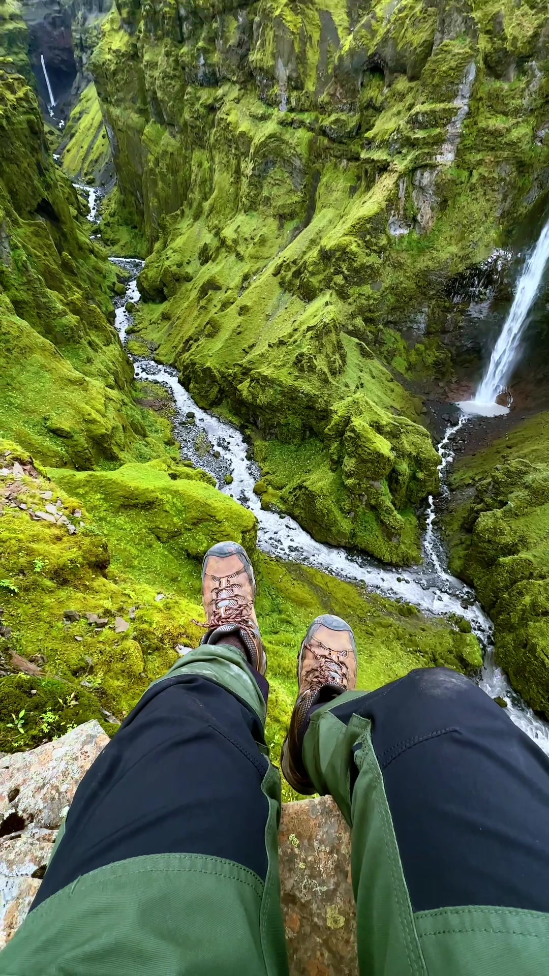 Hidden on the south coast, this canyon is a must-stop waterfalls, glaciers, and cliffs that feel like another world. 🌍📸 📍 M&uacute;laglj&uacute;fur Canyon, South Iceland ➡️ One of Iceland&rsquo;s most underrated viewpoints 🇮🇸 ➡️ Located near Fjalls&aacute;rl&oacute;n Glacier Lagoon (about 15 min off the Ring Road) ➡️ Short hike (~2km / 1.2 miles one way) with a steady incline ➡️ Features dramatic mossy cliffs, waterfalls, and glacier views (&Ouml;r&aelig;faj&ouml;kull + M&uacute;lafoss) ➡️ Less crowded than other famous canyons like Fja&eth;r&aacute;rglj&uacute;fur ➡️ Best time to visit: sunrise or golden hour for magical light 🌅 #travel #iceland #fypシ #fyppppppppppppppppppppppp #viral